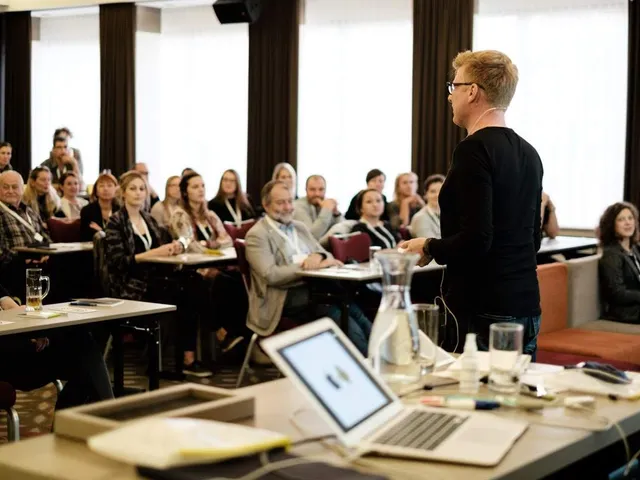 Wolfgang Lehner spricht in einem Workshop vor einer Gruppe im Seminarraum