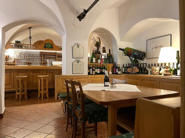 Gaststube eines Landhotels mit Gewölbe, Holzbar und gedecktem Eckstammtisch